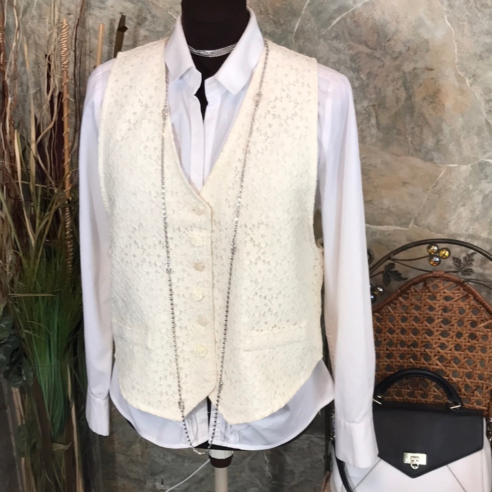 Pierre Cardin 🌹 Lace vest with ornate buttons.